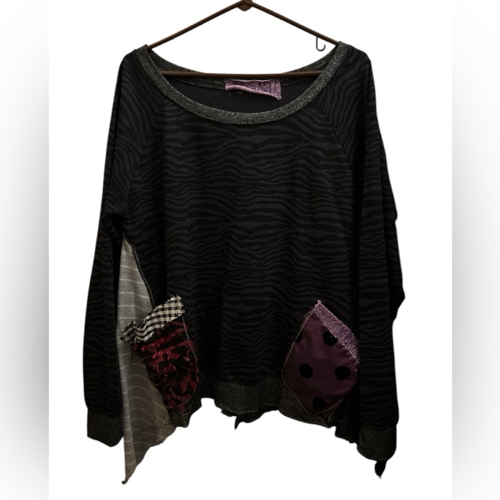 Mona Beautiful cool shirt. Two pockets with different types of fabric.